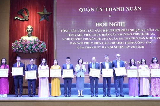 Quận ủy Thanh Xuân khen thưởng 44 tập thể có thành tích trong công tác năm 2024