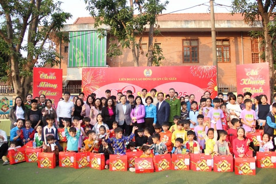 Tết Sum vầy quận Cầu Giấy 2025: Đong đầy nghĩa tình Công đoàn