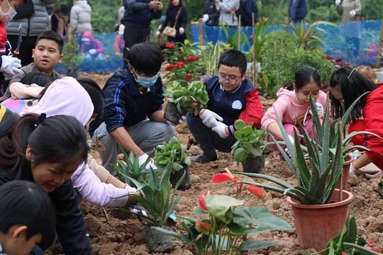 Hoàn Kiếm thi đua thực hiện "Cuối tuần xanh và "Giảm rác thải nhựa" để bảo vệ môi trường"