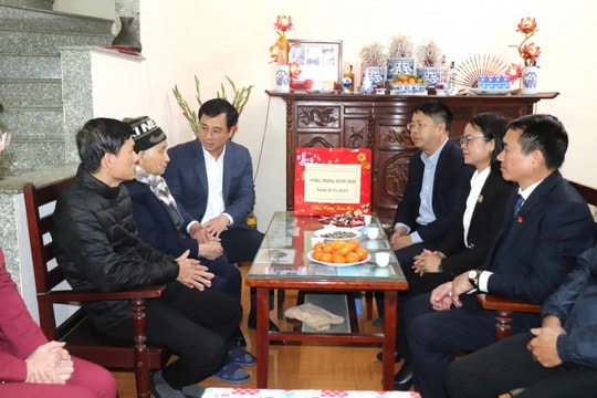 Hà Nội Chủ tịch UBND quận Hoàng Mai thăm, tặng quà gia đình chính sách