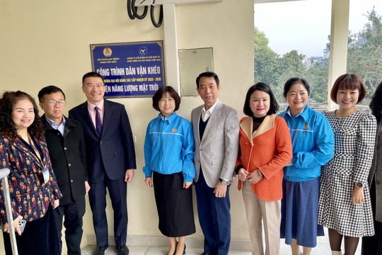 Gắn biển công trình Dân vận khéo - Hệ thống điện mặt trời cho Làng trẻ em Birla Hà Nội