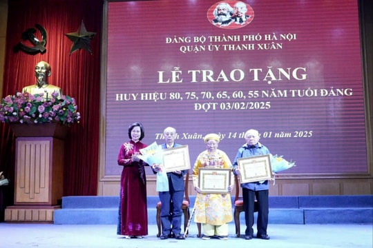 Quận ủy Thanh Xuân trao tặng Huy hiệu Đảng đợt 3-2