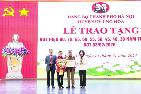 Phó Chủ tịch Thường trực HĐND thành phố trao Huy hiệu Đảng tại huyện Ứng Hòa