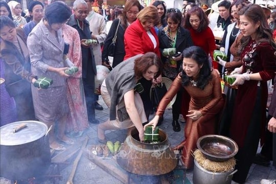 Phu nhân Tổng Bí thư Tô Lâm và các nữ đại sứ trổ tài gói bánh chưng