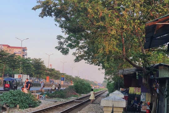 Quận Long Biên (Hà Nội) Đi bộ trên đường ray, tàu hỏa đâm tử vong