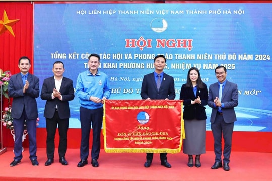 Hội Liên hiệp Thanh niên TP Hà Nội nhận Cờ thi đua dẫn đầu