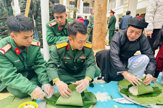 Sôi nổi "Xuân chung tay đoàn kết - Tết thắm tình quân dân" ở Đống Đa