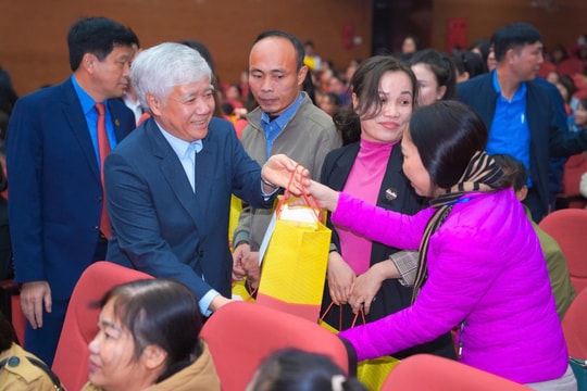 Chủ tịch Ủy ban Trung ương MTTQ Việt Nam Đỗ Văn Chiến tặng quà Tết cho đoàn viên, CNLĐ Nghệ An