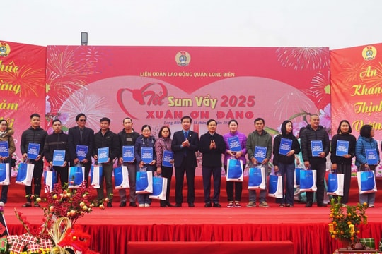 Đoàn viên Công đoàn quận Long Biên vui đón “Tết sum vầy” và Chợ Tết Công đoàn 2025