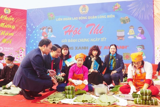 Đoàn viên Công đoàn quận Long Biên rộn ràng tranh tài tại Hội thi gói bánh chưng