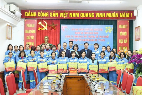 Công nhân môi trường Hà Nội nhận quà trước thềm năm mới