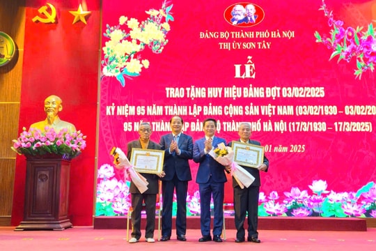 Thị xã Sơn Tây: 258 đảng viên được trao tặng, truy tặng Huy hiệu Đảng đợt 3-2