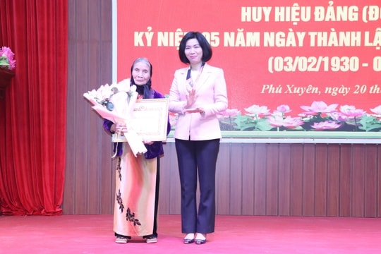 Huyện ủy Phú Xuyên: Kỷ niệm 95 năm Ngày thành lập Đảng và trao tặng Huy hiệu Đảng đợt 3-2