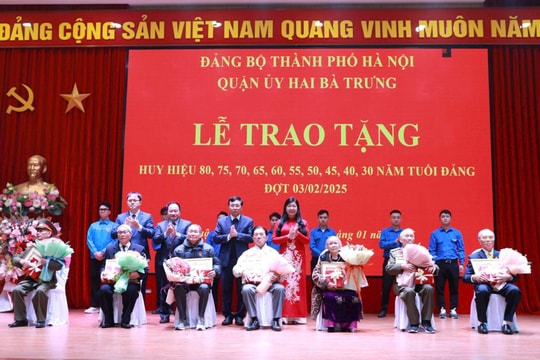 Quận Hai Bà Trưng trao Huy hiệu Đảng tặng 494 đảng viên đợt 3-2