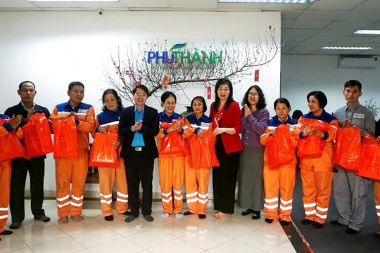 Mang những phần quà Tết nghĩa tình đến với đoàn viên Công đoàn quận Long Biên