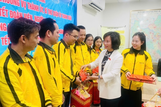 Bí thư Quận ủy Thanh Xuân Bùi Huyền Mai thăm, chúc Tết và tặng quà người lao động