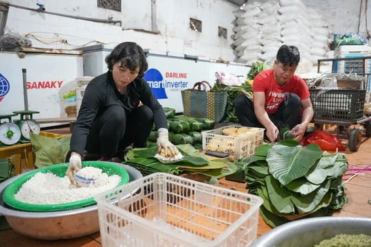 Làng nghề bánh chưng Tranh Khúc vào vụ lớn nhất năm