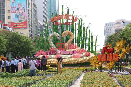 "Lộ diện" linh vật Rắn tại đường hoa Nguyễn Huệ