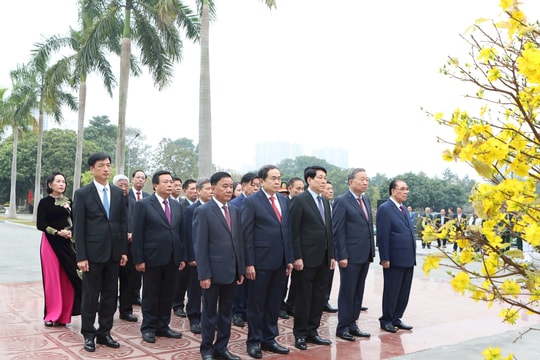 Lãnh đạo Đảng, Nhà nước và thành phố Hà Nội dâng hương tại Nghĩa trang Mai Dịch