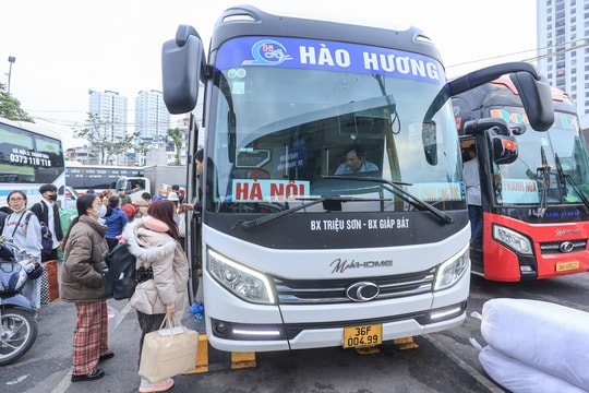 Hà Nội: Bến xe đông nghẹt, nhà ga thông thoáng