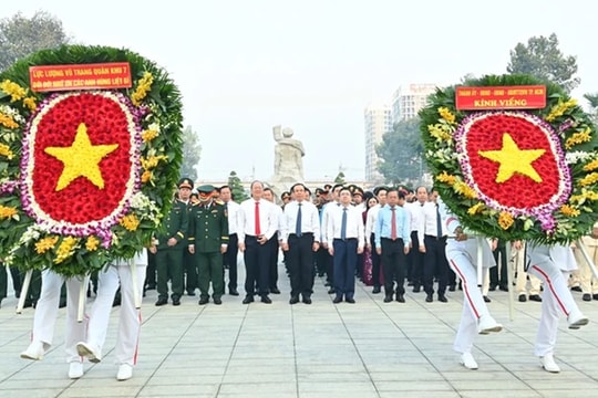 Đoàn đại biểu thành phố Hồ Chí Minh dâng hương tưởng nhớ Chủ tịch Hồ Chí Minh và các Anh hùng liệt sĩ