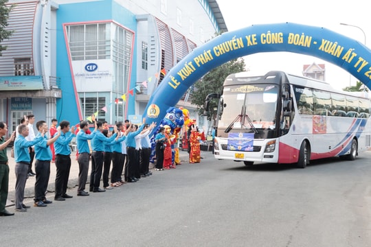 Lãnh đạo tỉnh Bình Dương tiễn gần 1.700 công nhân về quê đón Tết