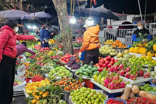 Không khí mua sắm nhộn nhịp tại các chợ, siêu thị Hà Nội