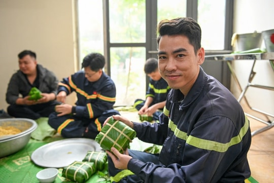 Những người lính cứu hỏa trổ tài gói bánh chưng đón Tết