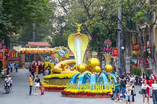 Chiêm ngưỡng linh vật "vua rắn" tại Thủ Dầu Một
