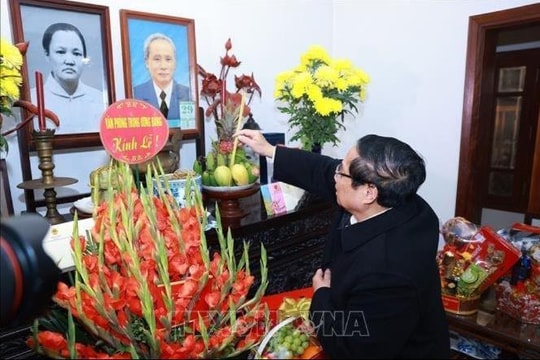 Thủ tướng Phạm Minh Chính dâng hương cố Thủ tướng Phạm Văn Đồng