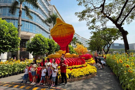 Ngắm đường hoa Phú Mỹ Hưng trong ngày cuối mở cửa