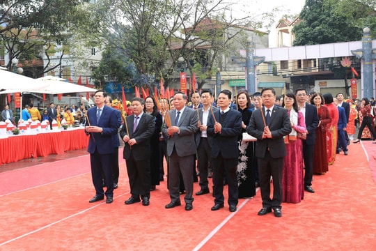 Phó Bí thư Thường trực Thành ủy Nguyễn Văn Phong dâng hương kỷ niệm 236 năm Chiến thắng Ngọc Hồi