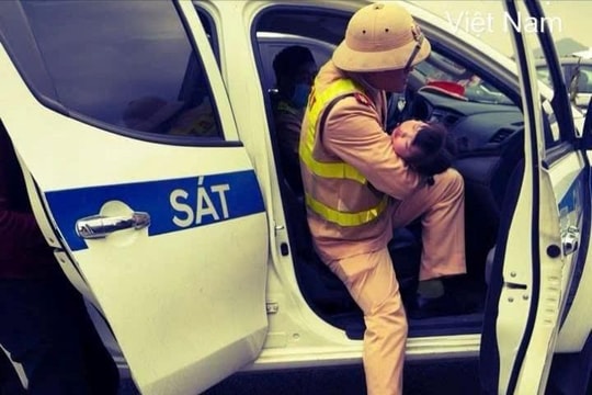 Cảnh sát giao thông đưa cháu bé nguy kịch đi cấp cứu kịp thời