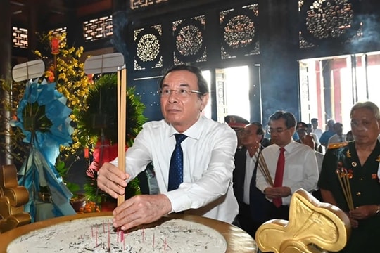 Đoàn đại biểu TP Hồ Chí Minh dâng hoa tại Khu truyền thống cách mạng Sài Gòn - Chợ Lớn - Gia Định