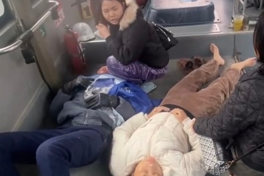 Nhân viên xe buýt Transerco đưa người bị tai nạn giao thông đi cấp cứu kịp thời