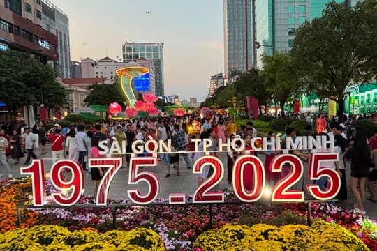 Đường hoa Nguyễn Huệ thu hút hơn 1,2 triệu lượt khách tham quan