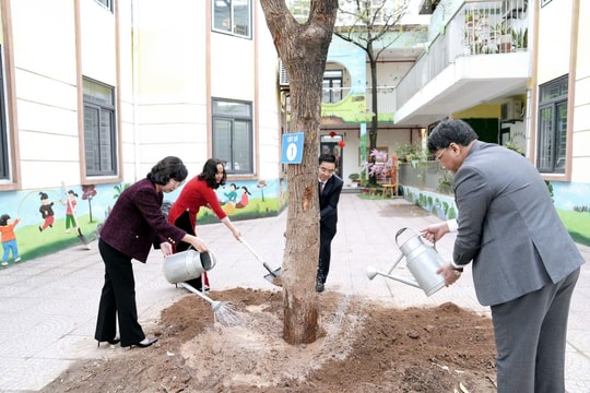 Quận Thanh Xuân chú trọng trồng cây xanh gắn với phát triển toàn diện