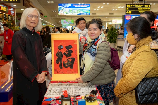 Hành khách tại sân bay Nội Bài hào hứng trong ngày đầu tiên sau kỳ nghỉ Tết