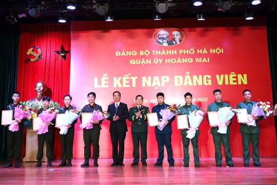 Quận Hoàng Mai: 8 thanh niên chuẩn bị nhập ngũ vinh dự được kết nạp Đảng