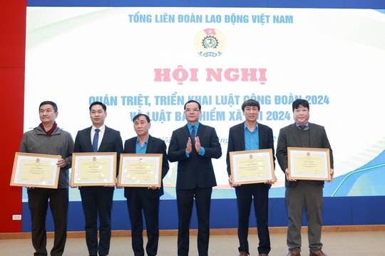Khen thưởng 5 tập thể và 38 cá nhân có thành tích trong xây dựng Luật Công đoàn (sửa đổi)