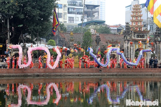 Hàng nghìn người tham gia rước long bào, triều phục của vua Phùng Hưng