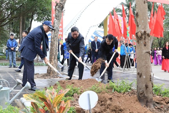 Phó Bí thư Thường trực Thành ủy Hà Nội Nguyễn Văn Phong Phát động Tết trồng cây Xuân Ất Tỵ 2025 tại quận Hai Bà Trưng