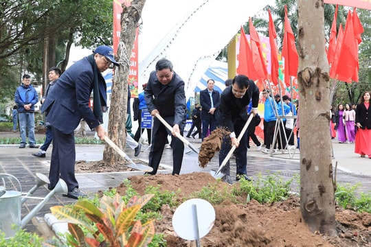 Phó Bí thư Thường trực Thành ủy Nguyễn Văn Phong dự lễ phát động Tết trồng cây tại quận Hai Bà Trưng