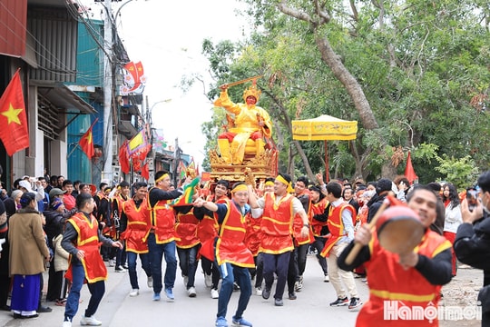 Hàng chục trai làng rước kiệu vua, “chúa bay” ở đền Sái