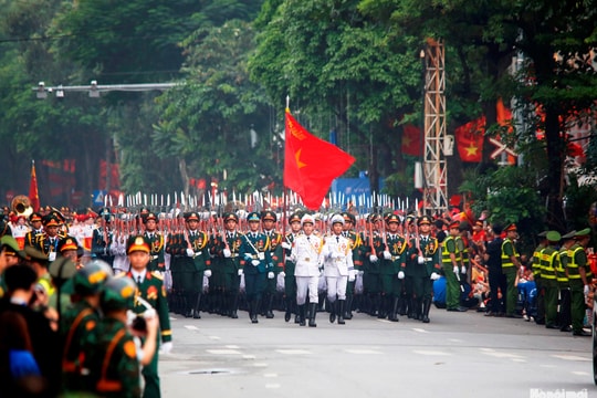 Quân đội nhân dân vững bước dưới cờ Đảng quang vinh