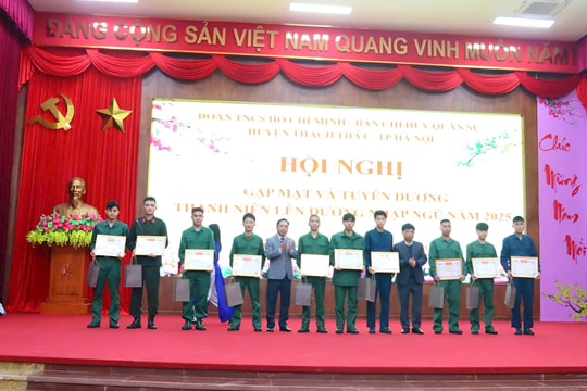 Thạch Thất: Tuyên dương thanh niên lên đường nhập ngũ năm 2025