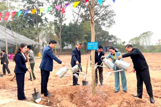 Hội Nông dân huyện Hoài Đức tổ chức trồng và gắn biển "Hàng cây nông dân"