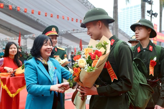 Bí thư Thành ủy Bùi Thị Minh Hoài tiễn tân binh quận Ba Đình lên đường nhập ngũ