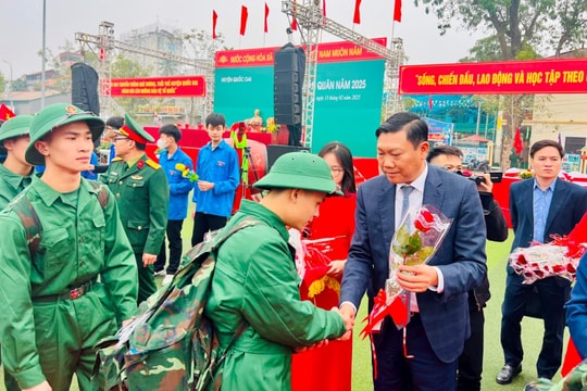 Gần 200 tân binh huyện Quốc Oai hăng hái lên đường nhập ngũ