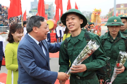 Phó Bí thư Thường trực Thành ủy Hà Nội Nguyễn Văn Phong dự lễ giao, nhận quân tại huyện Thanh Trì